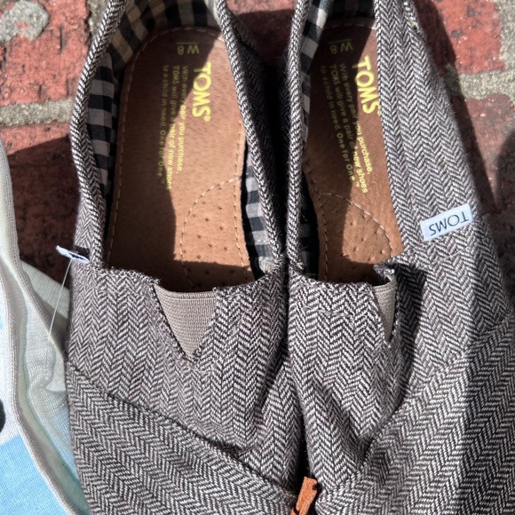 Toms made exclusively for Neiman Marcus. Elastic at top of foot. Size 8 - Picture 3 of 11